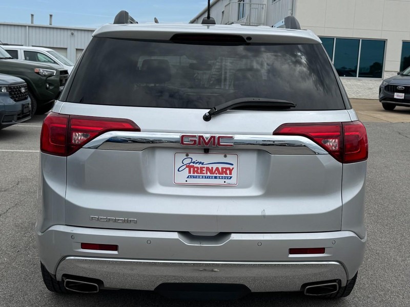 GMC Acadia Vehicle Full-screen Gallery Image 4