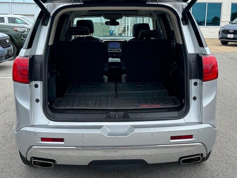 GMC Acadia Vehicle Full-screen Gallery Image 5