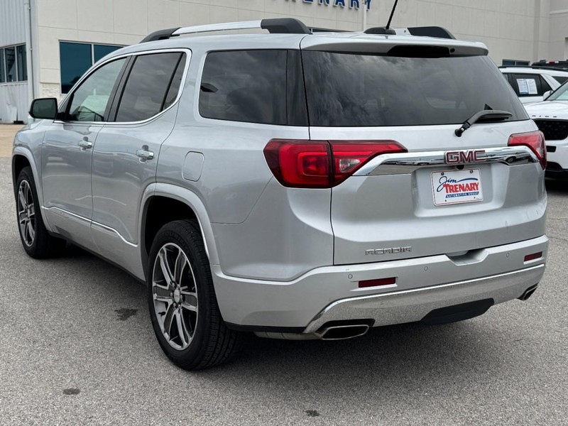 GMC Acadia Vehicle Full-screen Gallery Image 6