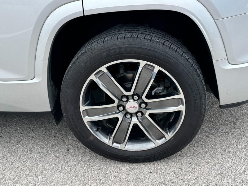 GMC Acadia Vehicle Full-screen Gallery Image 7
