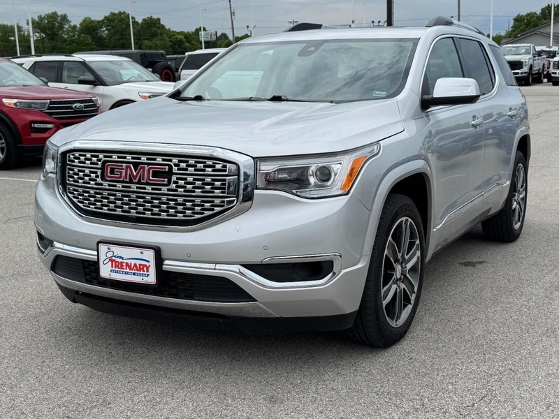 GMC Acadia Vehicle Full-screen Gallery Image 8