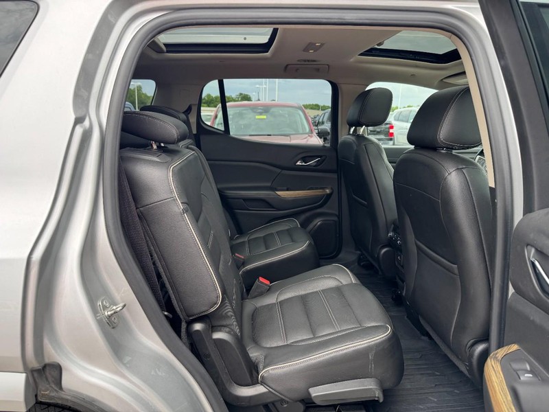 GMC Acadia Vehicle Full-screen Gallery Image 10