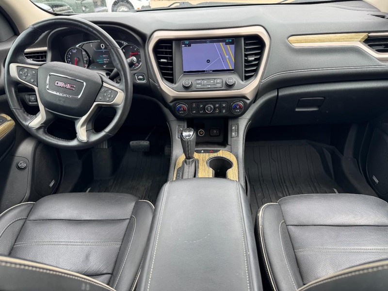 GMC Acadia Vehicle Full-screen Gallery Image 11