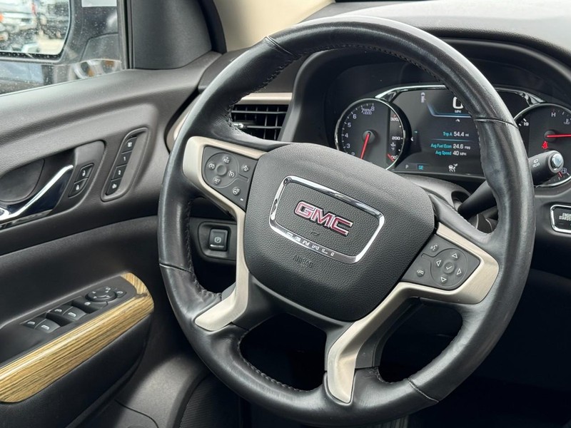 GMC Acadia Vehicle Full-screen Gallery Image 12
