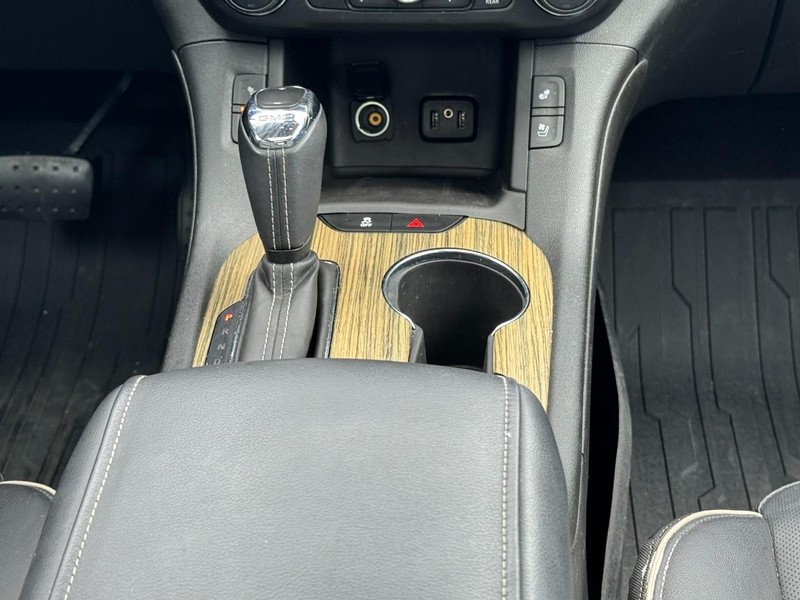GMC Acadia Vehicle Full-screen Gallery Image 14