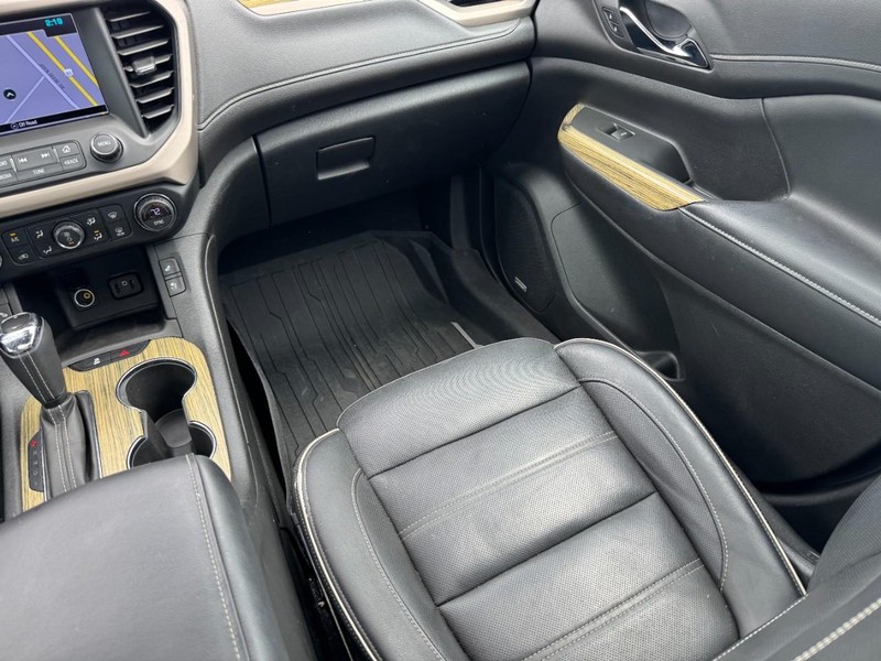 GMC Acadia Vehicle Full-screen Gallery Image 15
