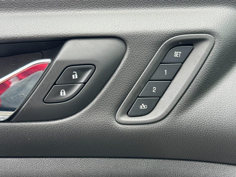 GMC Acadia Vehicle Full-screen Gallery Image 16