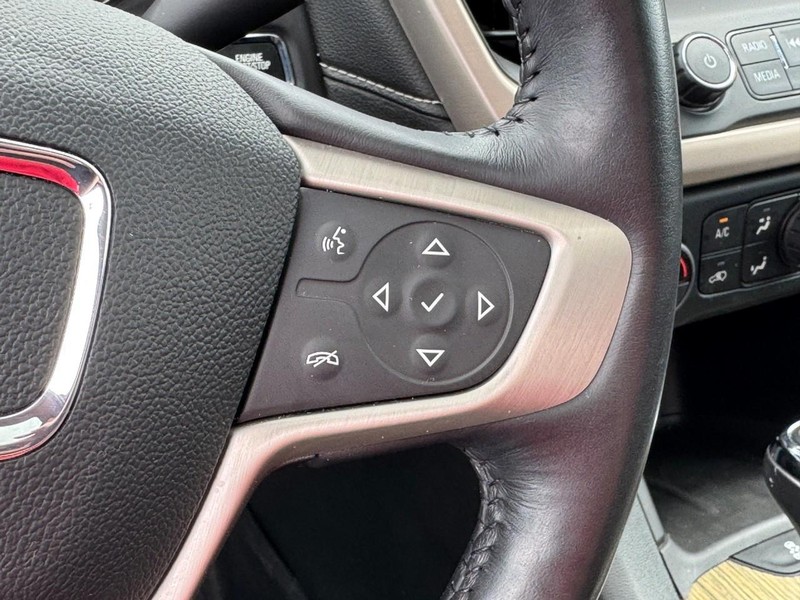 GMC Acadia Vehicle Full-screen Gallery Image 18