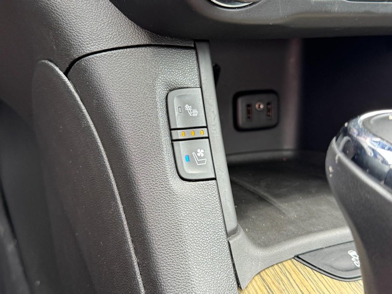 GMC Acadia Vehicle Full-screen Gallery Image 20