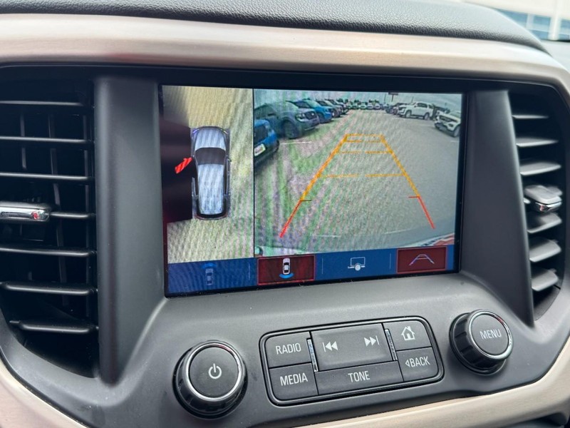 GMC Acadia Vehicle Full-screen Gallery Image 22