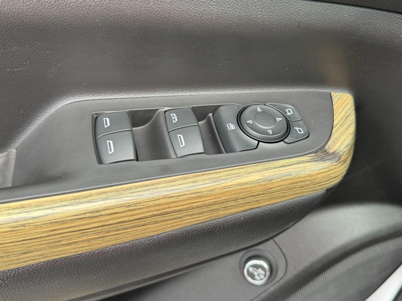 GMC Acadia Vehicle Full-screen Gallery Image 23