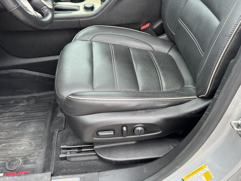GMC Acadia Vehicle Full-screen Gallery Image 24