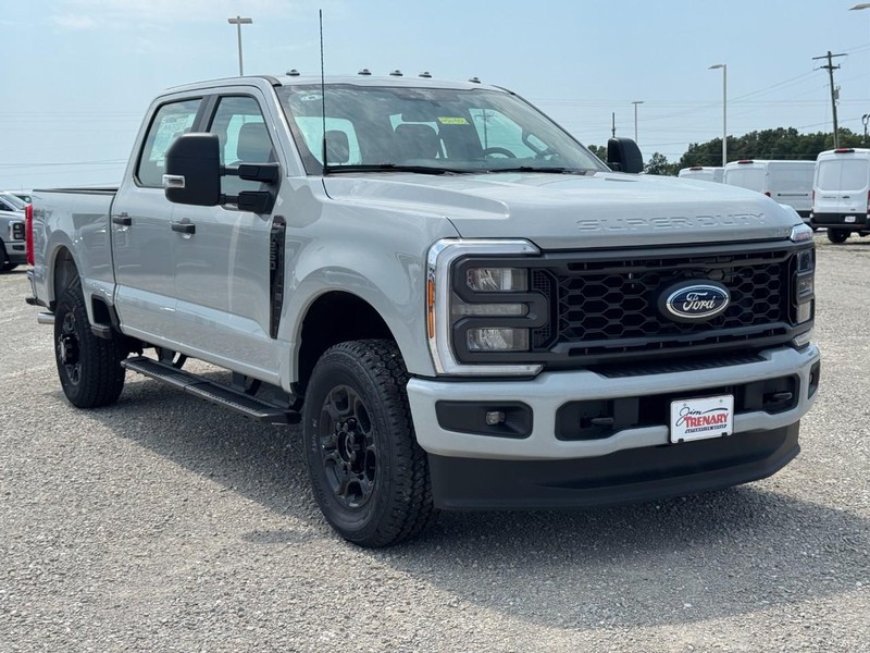 Ford Super Duty F-250 SRW Vehicle Full-screen Gallery Image 2
