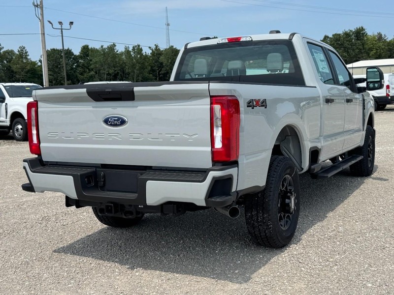 Ford Super Duty F-250 SRW Vehicle Full-screen Gallery Image 3