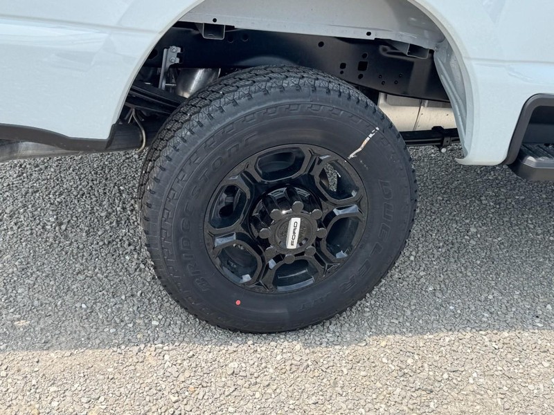Ford Super Duty F-250 SRW Vehicle Full-screen Gallery Image 4