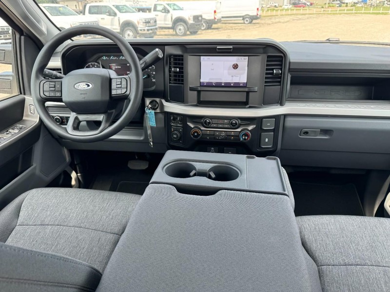 Ford Super Duty F-250 SRW Vehicle Full-screen Gallery Image 6