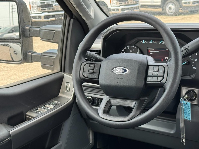 Ford Super Duty F-250 SRW Vehicle Full-screen Gallery Image 7