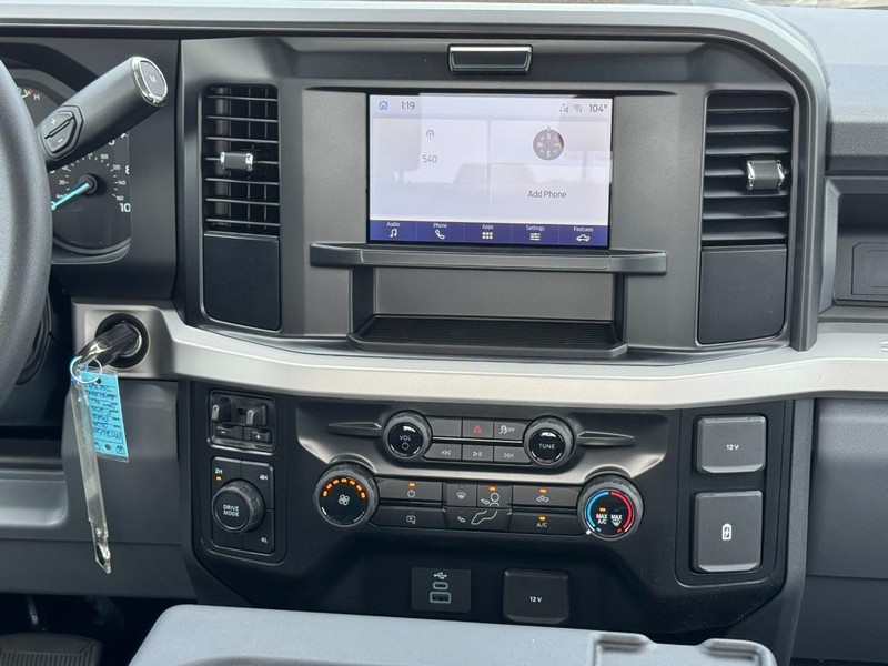 Ford Super Duty F-250 SRW Vehicle Full-screen Gallery Image 8