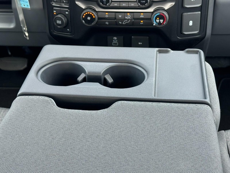 Ford Super Duty F-250 SRW Vehicle Full-screen Gallery Image 9