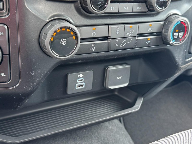 Ford Super Duty F-250 SRW Vehicle Full-screen Gallery Image 12