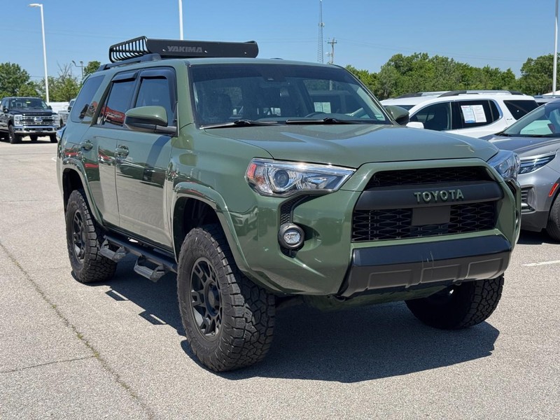 Toyota 4Runner Vehicle Full-screen Gallery Image 2
