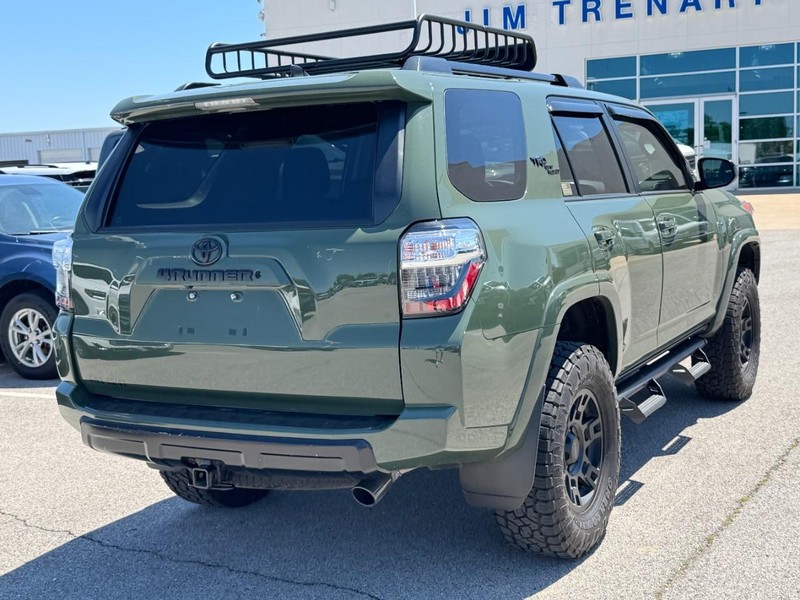 Toyota 4Runner Vehicle Full-screen Gallery Image 3