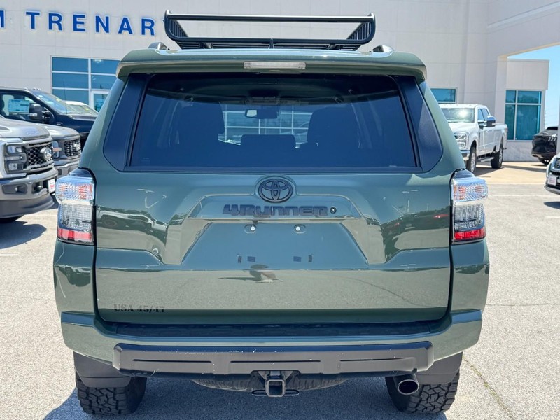 Toyota 4Runner Vehicle Full-screen Gallery Image 4