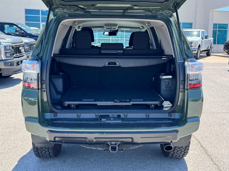 Toyota 4Runner Vehicle Full-screen Gallery Image 5