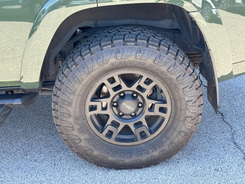 Toyota 4Runner Vehicle Full-screen Gallery Image 7
