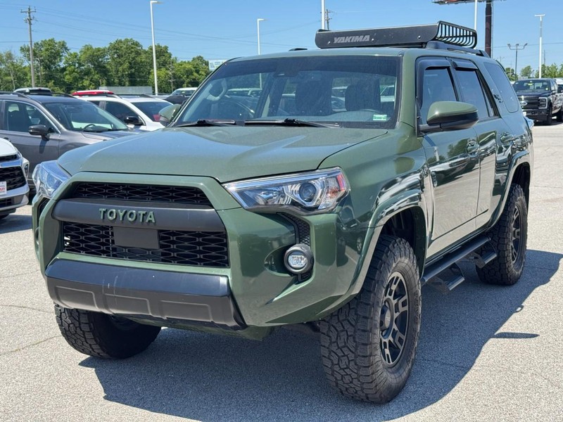 Toyota 4Runner Vehicle Full-screen Gallery Image 8