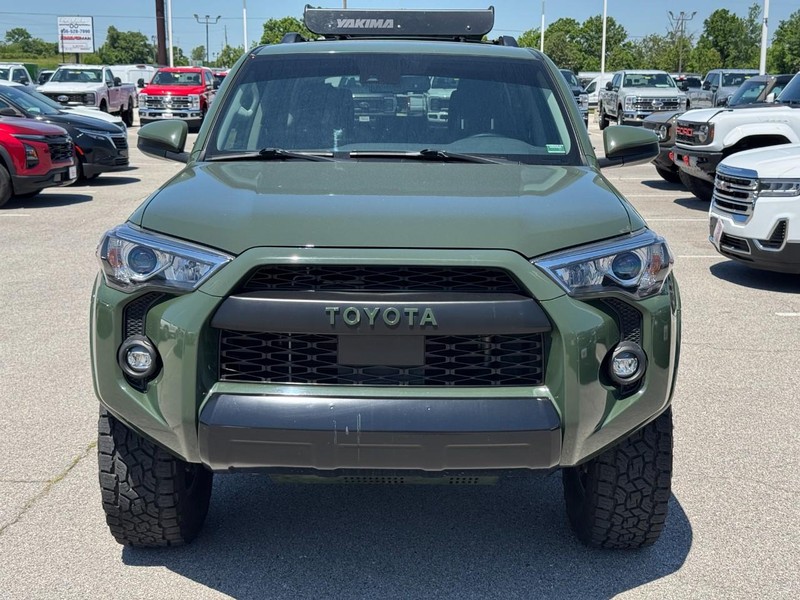 Toyota 4Runner Vehicle Full-screen Gallery Image 9