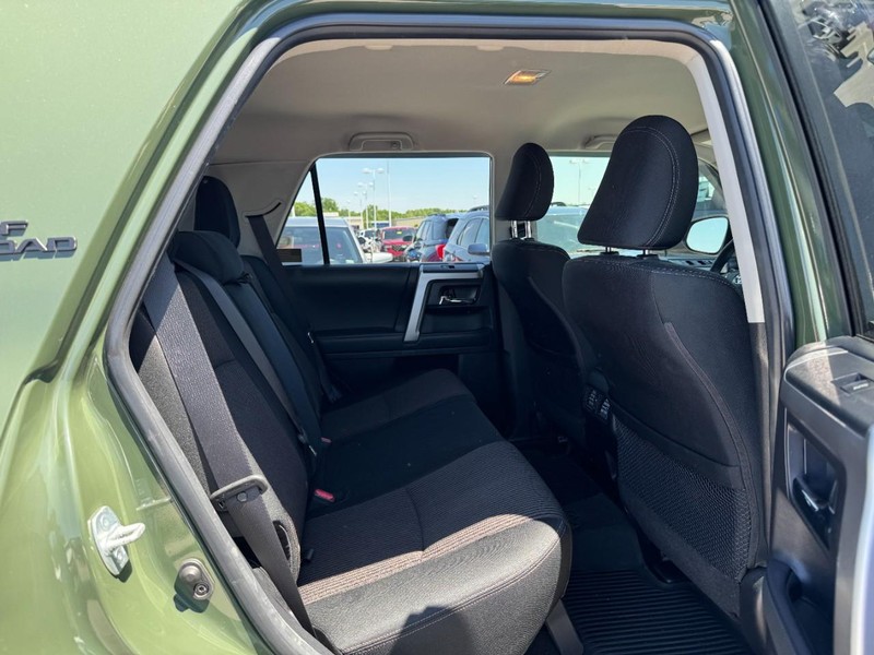 Toyota 4Runner Vehicle Full-screen Gallery Image 10