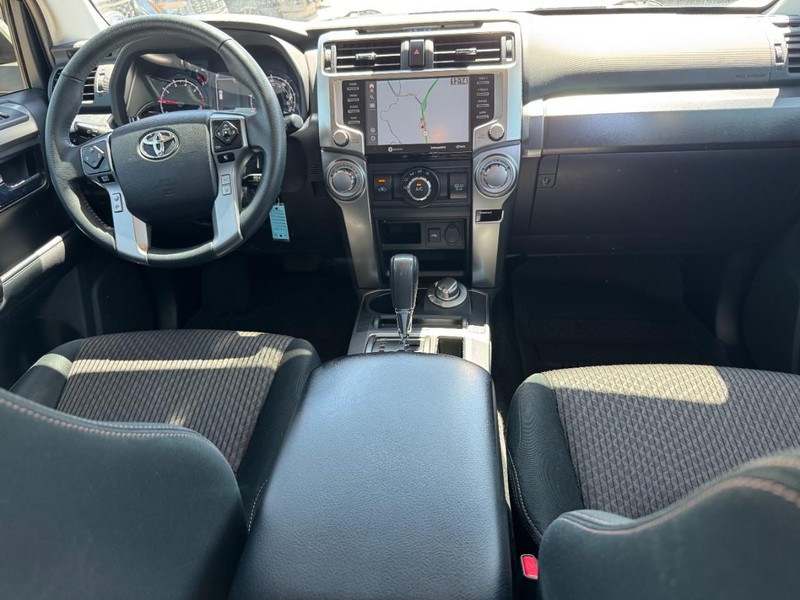 Toyota 4Runner Vehicle Full-screen Gallery Image 11