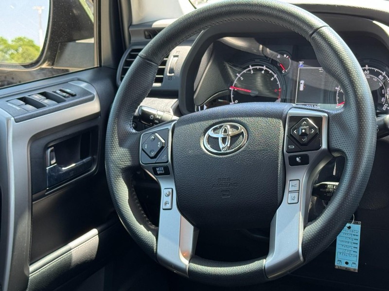 Toyota 4Runner Vehicle Full-screen Gallery Image 12