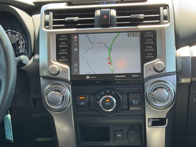 Toyota 4Runner Vehicle Full-screen Gallery Image 13