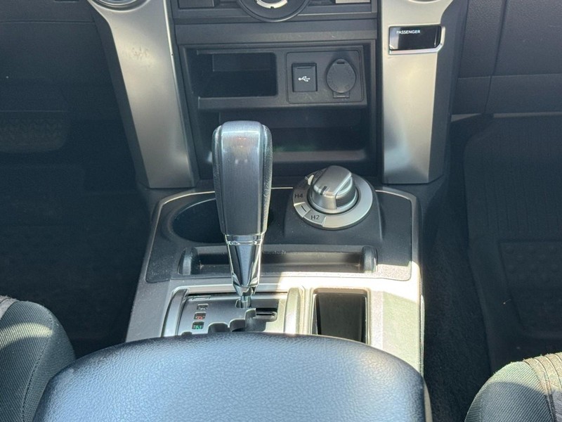 Toyota 4Runner Vehicle Full-screen Gallery Image 14