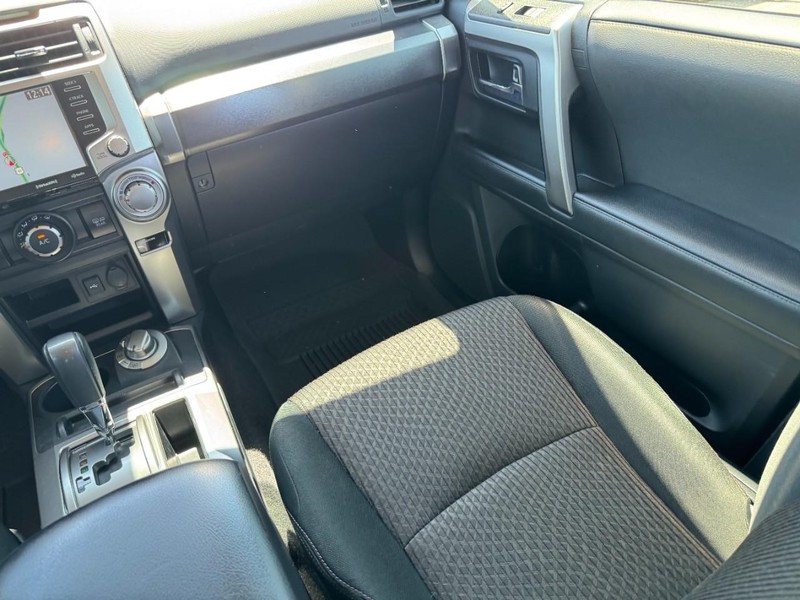 Toyota 4Runner Vehicle Full-screen Gallery Image 15