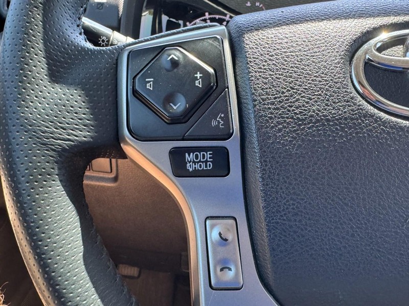 Toyota 4Runner Vehicle Full-screen Gallery Image 16