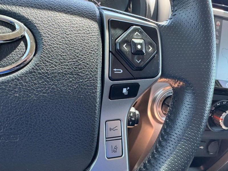 Toyota 4Runner Vehicle Full-screen Gallery Image 17