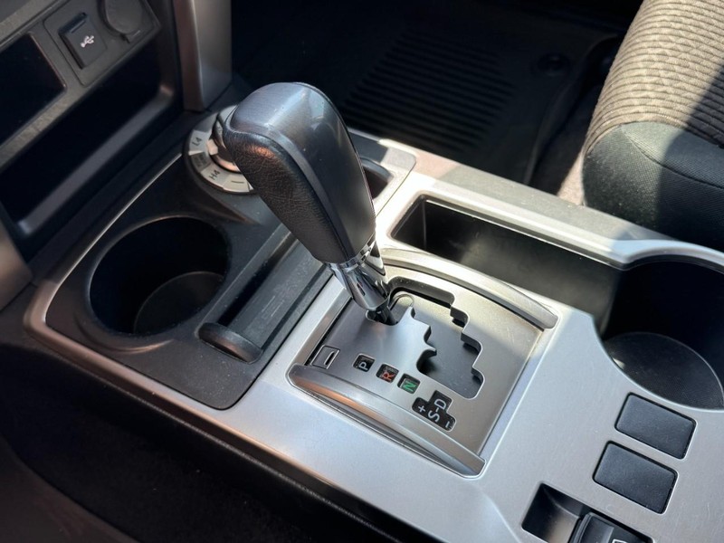 Toyota 4Runner Vehicle Full-screen Gallery Image 19