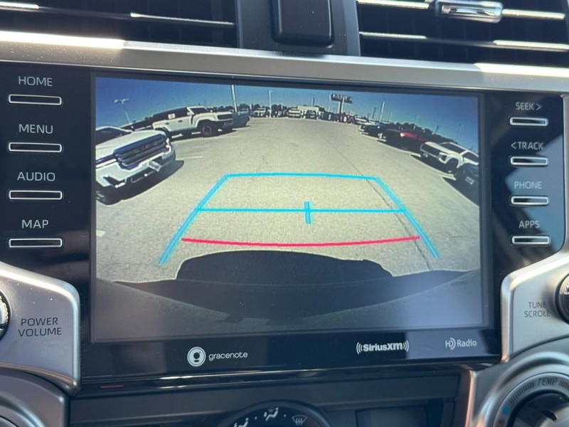 Toyota 4Runner Vehicle Full-screen Gallery Image 21
