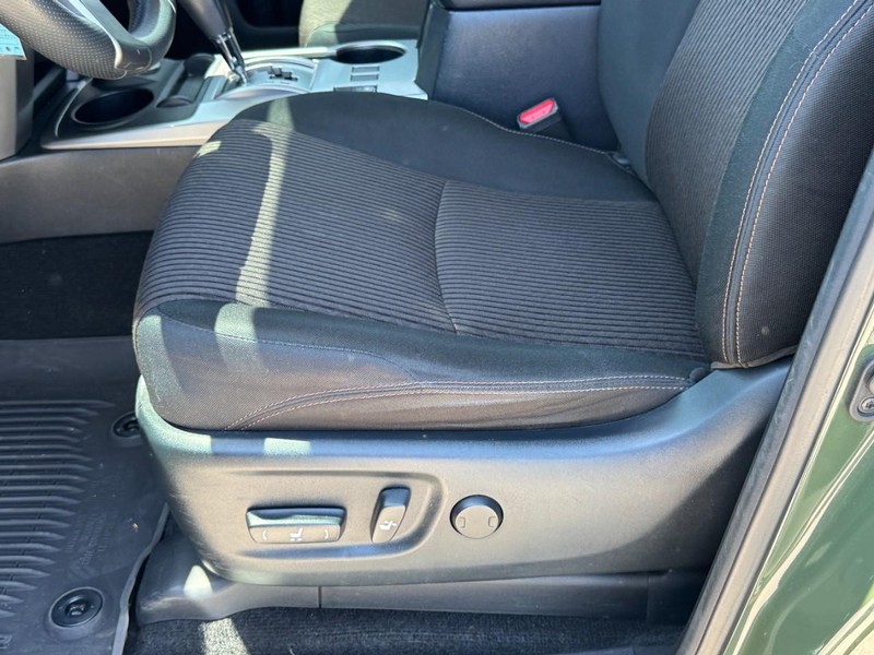 Toyota 4Runner Vehicle Full-screen Gallery Image 23