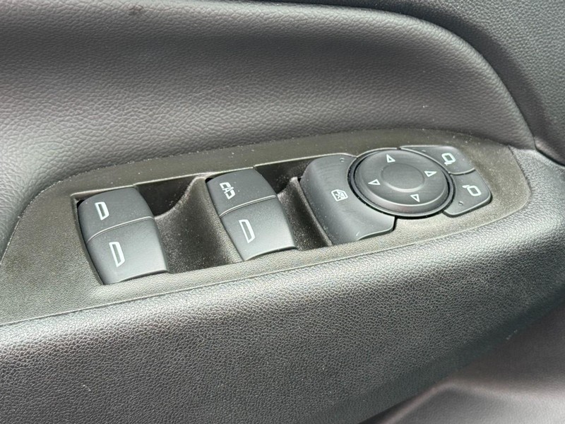 Chevrolet Equinox Vehicle Full-screen Gallery Image 23