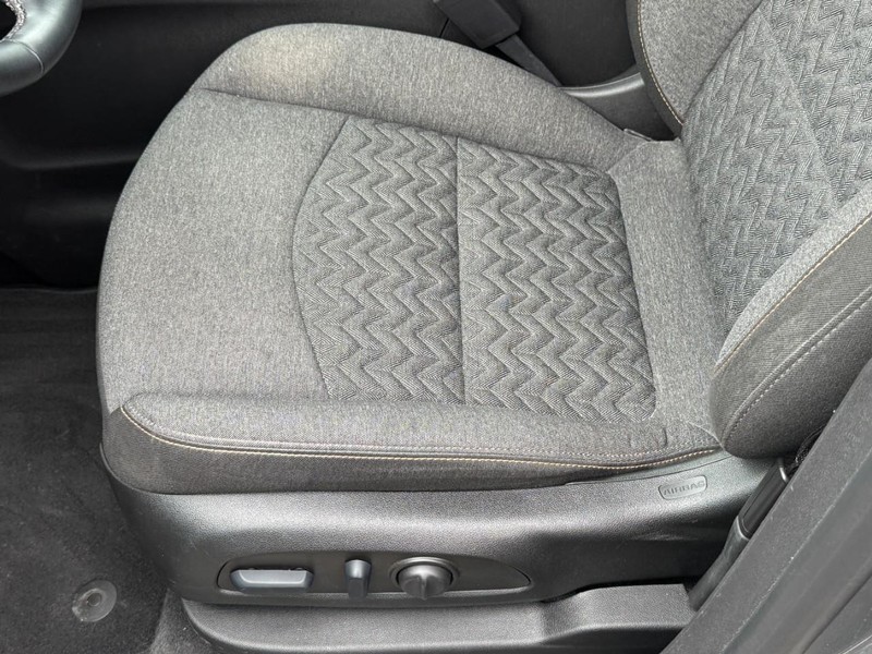 Chevrolet Equinox Vehicle Full-screen Gallery Image 24