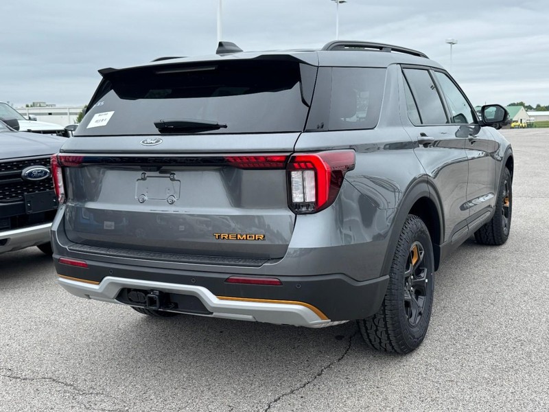 Ford Explorer Vehicle Full-screen Gallery Image 3
