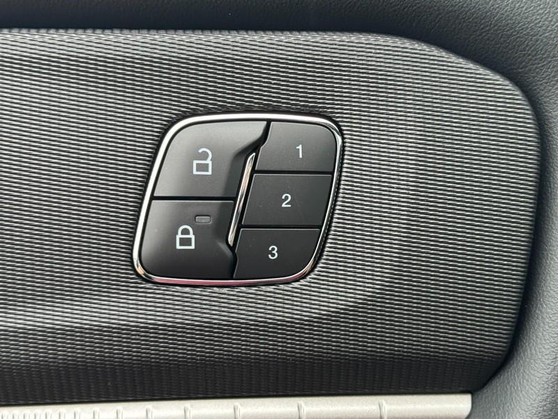 Ford Explorer Vehicle Full-screen Gallery Image 11