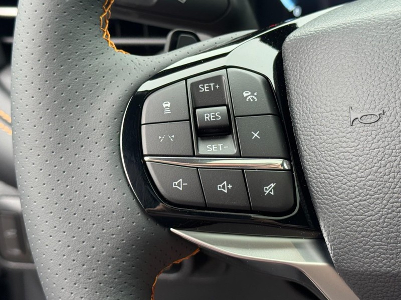 Ford Explorer Vehicle Full-screen Gallery Image 12