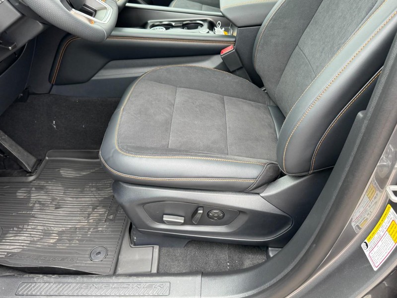 Ford Explorer Vehicle Full-screen Gallery Image 18