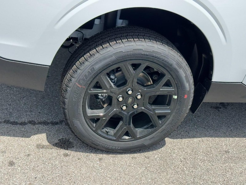 Ford Maverick Vehicle Image 04