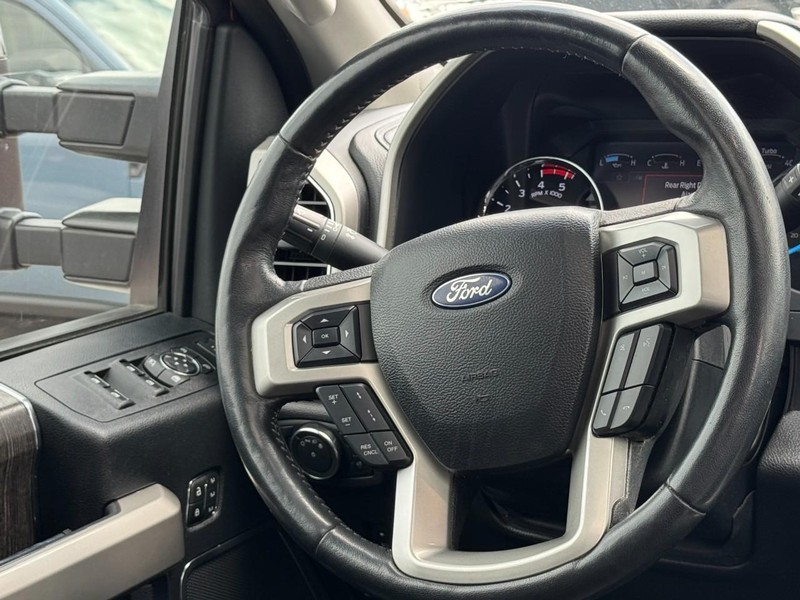 Ford Super Duty F-250 SRW Vehicle Image 12